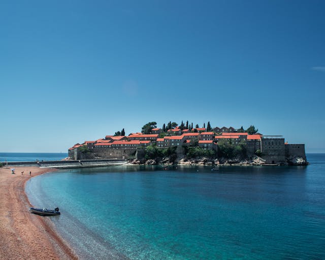 ostrvo sveti stefan sa pogledom na palzu i more<p dir=ltrKupovina nekretnine u Crnoj Gori postaje sve popularnija među investitorima iz Srbije, zahvaljujući bliskim kulturnim vezama, geografskom položaju i atraktivnim cenama nekretnina. Ovaj vodič će vam pružiti detaljne informacije o troškovima, obavezama i zakonskim ograničenjima koja treba da znate pre nego što investirate u Herceg Novi, Budvu, Sveti Stefan ili neku drugu lokaciju u Crnoj Gori.<h2 dir=ltrZašto investirati u Crnu Goru?</h2<ul<li dir=ltr<p dir=ltrBlizina i dostupnost: Crna Gora je lako dostupna iz Srbije, što olakšava upravljanje nekretninom ili uživanje u njoj kao vikendici.</li<li dir=ltr<p dir=ltrTuristički potencijal: Sa prelepom obalom i planinama, Crna Gora privlači turiste tokom cele godine, što povećava mogućnost iznajmljivanja nekretnine.</li<li dir=ltr<p dir=ltrPovoljan poreski sistem: Crna Gora nudi konkurentne poreske stope i olakšice za strane investitore.</li</ul<h2 dir=ltrZakonski okvir za strance</h2<h3 dir=ltrMogućnost kupovine</h3<p dir=ltrStrani državljani, uključujući i građane Srbije, imaju pravo da kupuju nekretnine u Crnoj Gori pod određenim uslovima:<ul<li dir=ltr<p dir=ltrNepokretnosti koje se mogu kupiti: Stanovi, kuće, apartmani i poslovni prostori.</li<li dir=ltr<p dir=ltrOgraničenja: Stranci ne mogu kupovati poljoprivredno zemljište ili šume bez posebnih dozvola.</li</ul<h3 dir=ltrNeophodna dokumentacija</h3<ul<li dir=ltr<p dir=ltrVažeći pasoš: Za identifikaciju tokom procesa kupovine.</li<li dir=ltr<p dir=ltrPoreski identifikacioni broj (PIB): Potreban za sve finansijske transakcije u Crnoj Gori.</li<li dir=ltr<p dir=ltrPotvrda o neosuđivanosti: U nekim slučajevima može biti potrebna.</li</ul<h2 dir=ltrProces kupovine korak po korak</h2<h3 dir=ltr1. Pronalaženje nekretnine</h3<p dir=ltrPreporučuje se saradnja sa pouzdanim agencijama kao što je<a href=https://svetistefan-realestate.com/ Sveti Stefan Nekretnine</a koje imaju iskustvo na lokalnom tržištu.<h3 dir=ltr2. Provera nekretnine</h3<ul<li dir=ltr<p dir=ltrLegalna provera: Uverite se da je nekretnina legalna i da nema tereta ili hipoteka.</li<li dir=ltr<p dir=ltrTehnička provera: Inspekcija nekretnine kako bi se utvrdilo njeno stanje.</li</ul<h3 dir=ltr3. Potpisivanje predugovora</h3<ul<li dir=ltr<p dir=ltrDepozit: Obično se plaća depozit od 10% vrednosti nekretnine.</li<li dir=ltr<p dir=ltrUsaglašavanje uslova: Definišu se svi uslovi prodaje i rokovi.</li</ul<h3 dir=ltr4. Potpisivanje ugovora</h3<ul<li dir=ltr<p dir=ltrNotarska overa: Ugovor mora biti overen kod notara.</li<li dir=ltr<p dir=ltrPlaćanje poreza: Kupac je dužan da plati porez na promet nepokretnosti.</li</ul<h3 dir=ltr5. Registracija vlasništva</h3<ul<li dir=ltr<p dir=ltrKatastar: Nakon overenog ugovora, nekretnina se <a href=http://www.geoportal.co.me/registruje u katastar</a na ime kupca.</li</ul<h2 dir=ltrTroškovi kupovine</h2<h3 dir=ltrPorez na promet nepokretnosti</h3<ul<li dir=ltr<p dir=ltrStopa Poreza: Iznosi 3% od vrednosti nekretnine.</li<li dir=ltr<p dir=ltrRok za Plaćanje: Porez se mora platiti u roku od 15 dana od potpisivanja ugovora.</li</ul<h3 dir=ltrNotarske takse</h3<ul<li dir=ltr<p dir=ltrVisina takse: Varira u zavisnosti od vrednosti nekretnine.</li<li dir=ltr<p dir=ltrŠta obuhvata: Overu ugovora i pripremu dokumentacije.</li</ul<h3 dir=ltrAdvokatske usluge</h3<ul<li dir=ltr<p dir=ltrPreporučljivo: Angažovanje advokata specijalizovanog za nekretnine.</li<li dir=ltr<p dir=ltrTroškovi: Dogovaraju se individualno.</li</ul<h2 dir=ltrFinansiranje Kupovine</h2<h3 dir=ltrGotovinsko plaćanje</h3<ul<li dir=ltr<p dir=ltrNajjednostavniji način: Direktno plaćanje pune cene nekretnine.</li</ul<h3 dir=ltrHipotekarni krediti</h3<ul<li dir=ltr<p dir=ltrLokalne banke: Neke banke u Crnoj Gori nude kredite stranim državljanima.</li<li dir=ltr<p dir=ltrUslovi: Potrebno je obezbediti određene garancije i ispuniti kreditnu sposobnost.</li</ul<h2 dir=ltrObaveze nakon kupovine</h2<h3 dir=ltrPoreske Obaveze</h3<ul<li dir=ltr<p dir=ltrGodišnji porez na nekretnine: Varira u zavisnosti od lokacije i vrednosti nekretnine.</li<li dir=ltr<p dir=ltrPrijava poreskoj upravi: Neophodno je prijaviti se lokalnoj poreskoj upravi.</li</ul<h3 dir=ltrOdržavanje kekretnine</h3<ul<li dir=ltr<p dir=ltrKomunalni troškovi: Uključuju struju, vodu, smeće i druge usluge.</li<li dir=ltr<p dir=ltrUpravljanje nekretninom: Ako ne boravite stalno, možete angažovati agenciju za upravljanje.</li</ul<h2 dir=ltrZakonska ograničenja za građane Srbije</h2<ul<li dir=ltr<p dir=ltrReciprocitet: Građani Srbije imaju ista prava kao i crnogorski državljani, zahvaljujući sporazumima između dve zemlje.</li<li dir=ltr<p dir=ltrOgraničenja na zemljište: Kao i drugi stranci, građani Srbije ne mogu kupovati poljoprivredno zemljište bez posebnih dozvola.</li</ul<h2 dir=ltrSaveti za bezbednu kupovinu</h2<h3 dir=ltrIzbegavajte prevare</h3<ul<li dir=ltr<p dir=ltrProvera prodavca: Uverite se da je prodavac legalni vlasnik.</li<li dir=ltr<p dir=ltrJavne beleške: Proverite javne beleške i dokumentaciju nekretnine.</li</ul<h3 dir=ltrAngažujte stručnjake</h3<ul<li dir=ltr<p dir=ltrAdvokat: Pomoći će vam u pravnim pitanjima.</li<li dir=ltr<p dir=ltrAgencija za nekretnine: Olakšaće proces kupovine i pružiti stručne savete.</li</ul<h2 dir=ltrČesto postavljana pitanja</h2<h3 dir=ltr1. Da li mogu kupiti nekretninu u Crnoj Gori kao strani državljanin?</h3<p dir=ltrDa, strani državljani mogu kupovati nekretnine u Crnoj Gori kao strani državljanin.<h3 dir=ltr2. Koliki su ukupni troškovi kupovine nekretnine?</h3<p dir=ltrPored cene nekretnine, treba računati na porez od 3%, notarske takse, advokatske usluge i eventualne agencijske provizije.<h3 dir=ltr3. Da li mogu iznajmljivati svoju nekretninu turistima?</h3<p dir=ltrDa, ali je potrebno registrovati se kao pružalac usluga smeštaja i plaćati odgovarajuće poreze i takse.<h3 dir=ltr4. Kako mogu finansirati kupovinu ako nemam dovoljno gotovine?</h3<p dir=ltrMožete aplicirati za hipotekarni kredit kod banaka u Crnoj Gori ili koristiti finansiranje iz inostranstva.<pKupovina nekretnine u Crnoj Gori može biti izuzetno isplativa investicija, posebno na <a href=https://www.mojodmor.rs/blog/leto-u-crnoj-gori-koja-su-najbolja-letovalista.htmlatraktivnim lokacijama</a kao što je Bokokotorski zaliv, Sveti Stefan, Budva... Razumevanje zakonskih procedura, troškova i obaveza ključno je za uspešnu transakciju. Uz pravilno planiranje i saradnju sa stručnjacima, proces kupovine može biti jednostavan i siguran.